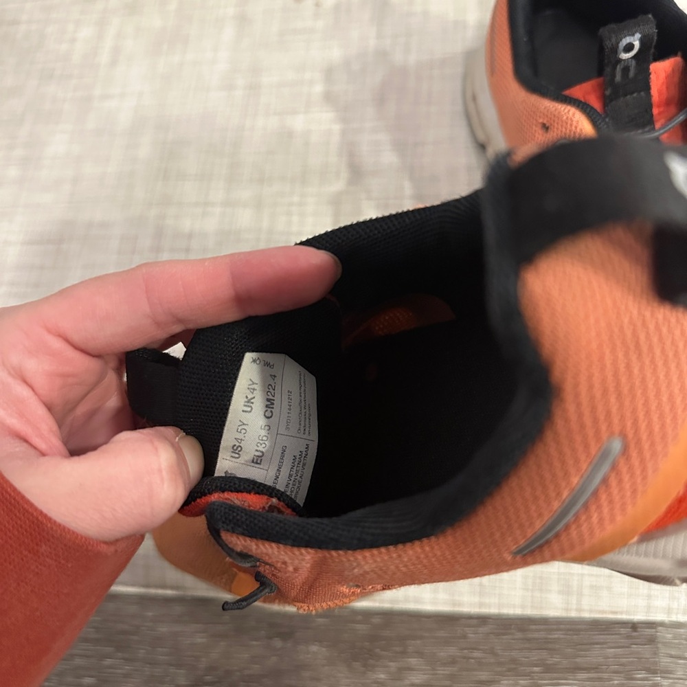 On cloud running shoes - Picture 6 of 7